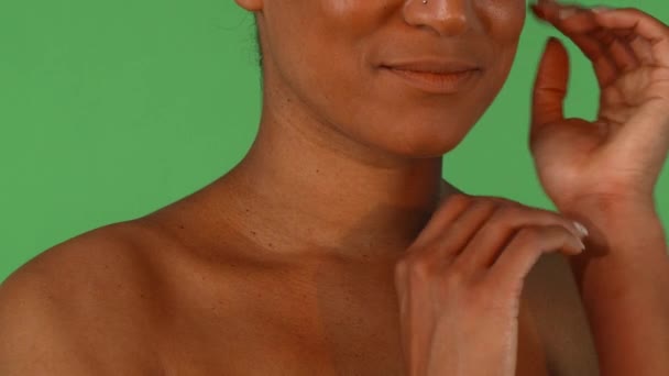 陽気なアフリカの女性彼女の顔に触れると笑顔のショット - 映像、動画