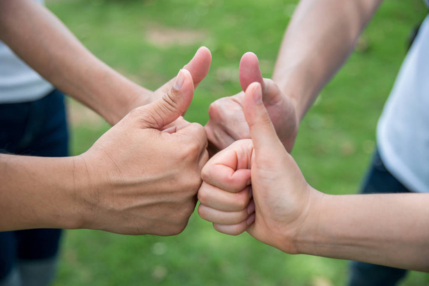 ludzie umieścić ich dobry kciuk w górę ręce razem pokazuje moc pracy zespołowej - Zdjęcie, obraz