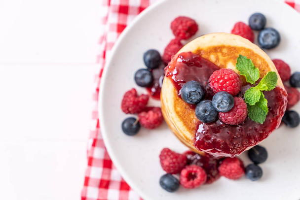 souffle pancake with fresh raspberries and blueberries - Zdjęcie, obraz