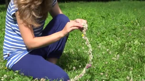creative woman weave head crown circlet from clover flowers. 4K - Záběry, video