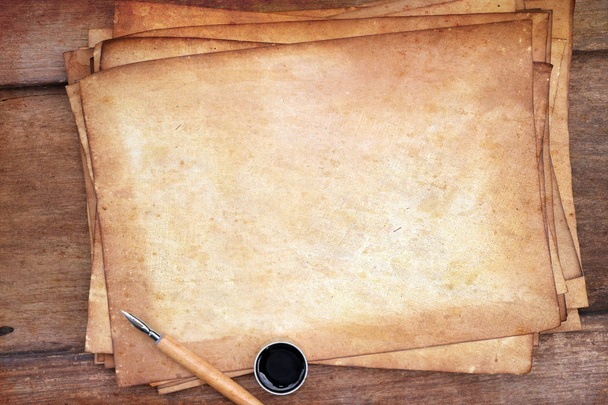 vecchia carta su tessuto di legno marrone con penna e inchiostro
. - Foto, immagini