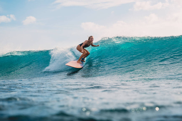 Bella ragazza surfista sulla tavola da surf. Donna in mare durante il surf. Surfista e onda
 - Foto, immagini