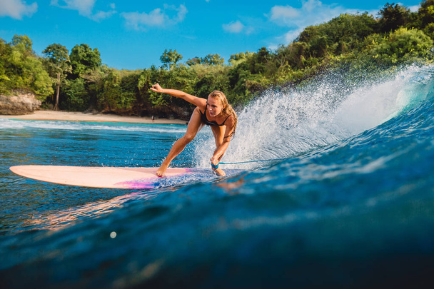schöne Surferin Mädchen auf Surfbrett. Frau im Meer beim Surfen. Surfer und Welle - Foto, Bild