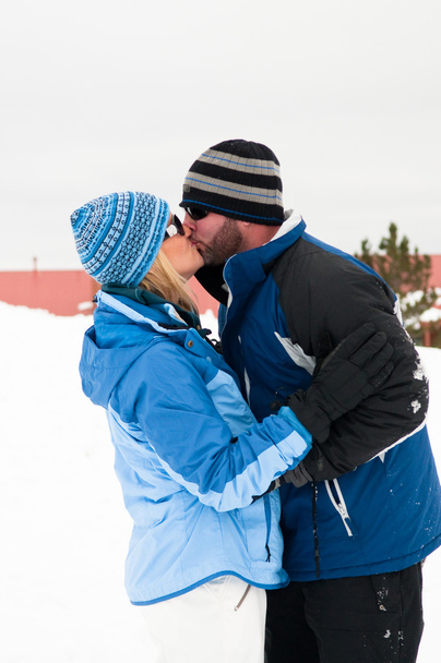 Hermosa pareja besándose en la nieve
 - Foto, Imagen