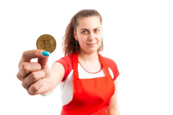 Jeune femme supermarché ou hypermarché employé tenant Bitcoin symbole comme concept de paiement crypto-monnaie isolé sur fond blanc
 - Photo, image