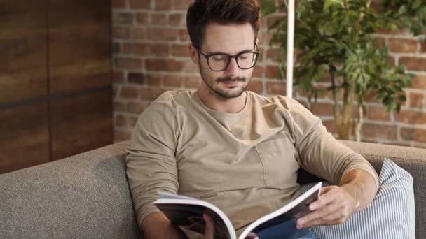 Geschäftsmann liest zu Hause im Büro ein Buch - Filmmaterial, Video