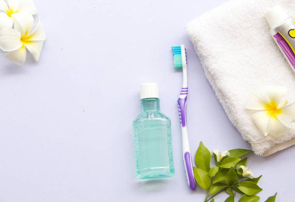 spazzolino da denti collutorio e telo da bagno per l'assistenza sanitaria cavità orale su sfondo bianco
 - Foto, immagini