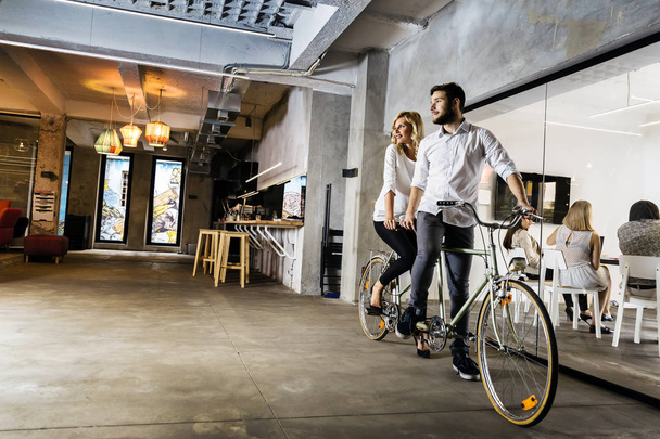 İş adamları mutal hedefleri ve iş aynı vizyonu ile ikiz bisiklet üzerinde - Fotoğraf, Görsel