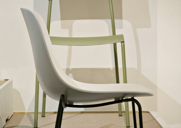 το λευκό και έγχρωμο πλαστικές καρέκλες - Φωτογραφία, εικόνα