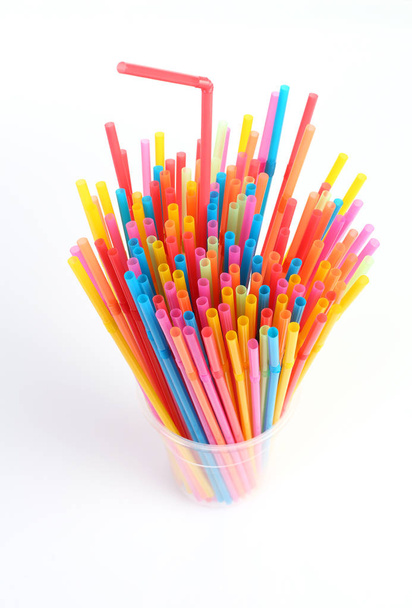 різні кольорові пластикові соломинки крупним планом
 - Фото, зображення