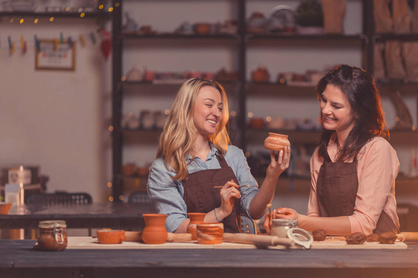 Smiling young girls in a master class in pottery - Foto, Imagem