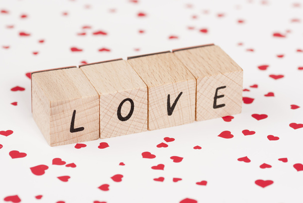 Любов написана з дерев'яними блоками
. - Фото, зображення