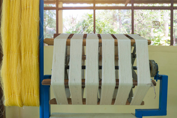 Плетение ткацкого станка и шаттла на варпе
. - Фото, изображение