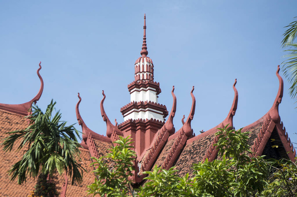 rode dak van Cambodjaanse Nationale Museum in de stad van Phnom Penh, Cambodja - Foto, afbeelding