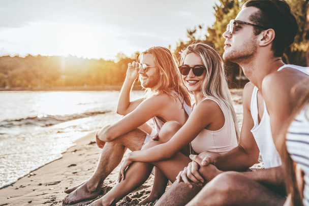 Group of young attractive friends are having fun on beach and smiling. - Fotoğraf, Görsel