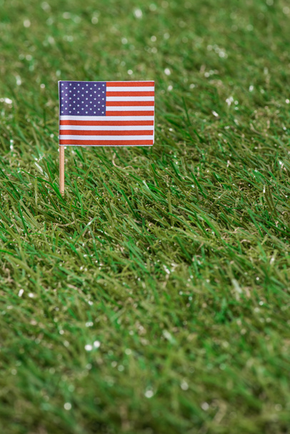 緑の芝生の上のアメリカの旗のビューをクローズ アップ - 写真・画像