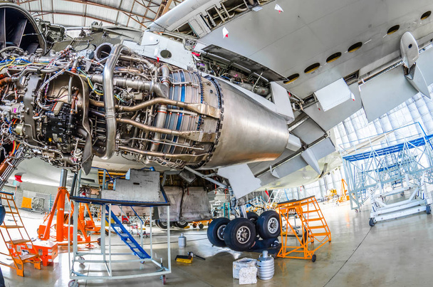 修理格納庫で旅客機の大型エンジンのメンテナンス - 写真・画像