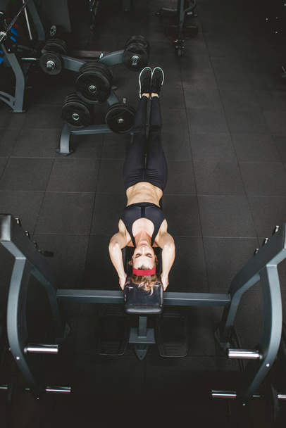Young fitness woman working abs in gym. - Zdjęcie, obraz