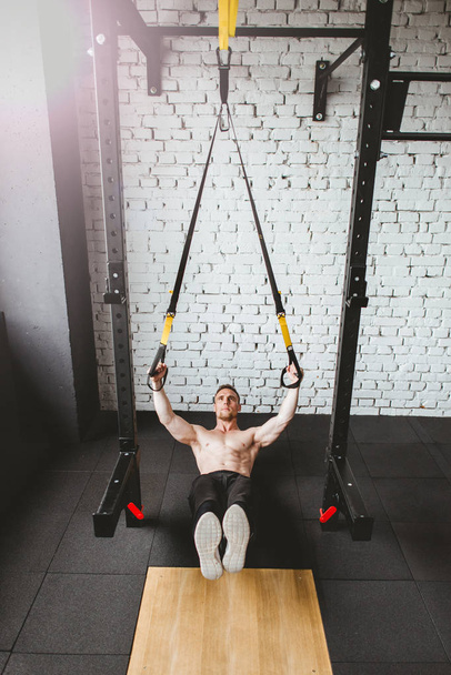 Athletic man in sportswear exercising at gym - Foto, Imagem