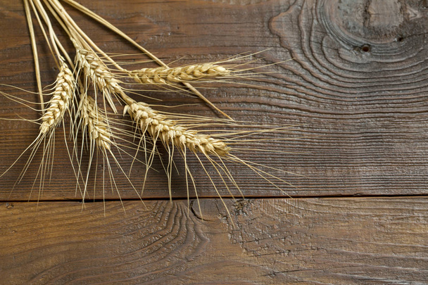 Pšenice na dřevěném pozadí  - Fotografie, Obrázek