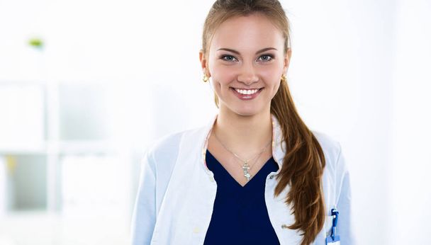 Attractive female doctor in front of medical group - Foto, afbeelding
