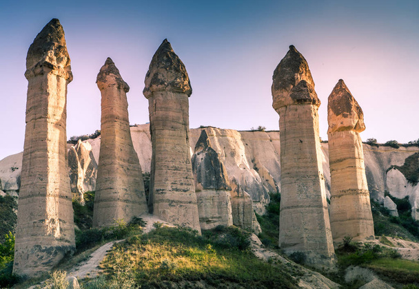η πιο διάσημη κοιλάδα στην Τουρκία που ονομάζεται Κοιλάδα της Αγάπης. φυσικό υπόβαθρο - Φωτογραφία, εικόνα