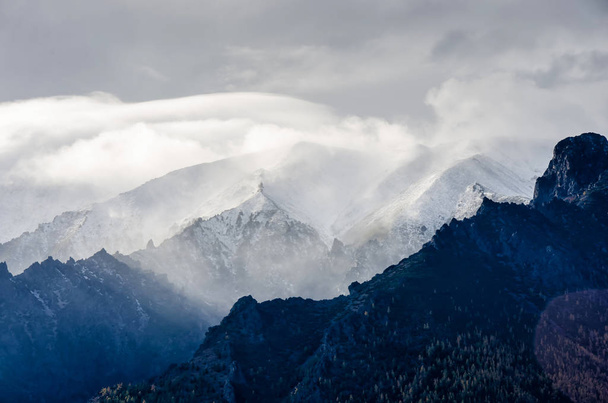 Snowy vuoret pilvet
 - Valokuva, kuva