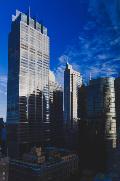 Sydney, Ausztrália - 2014. December 28.: sokemeletes épületek Sydney központi üzleti negyedben - Fotó, kép
