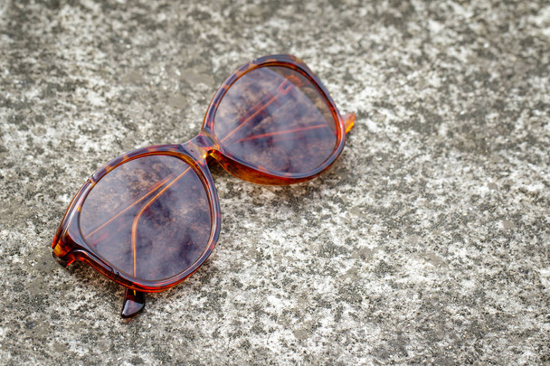Образ сучасного модного сонцезахисні окуляри на підлозі, окуляри. - Фото, зображення