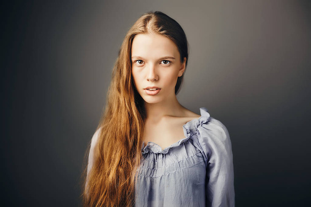 Portrét mladé ženy s dlouhé a vlnité zrzavé vlasy bez make-upu - Fotografie, Obrázek