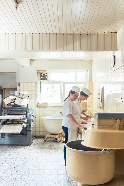 Vue d'ensemble de la production de pain en boulangerie
 - Photo, image