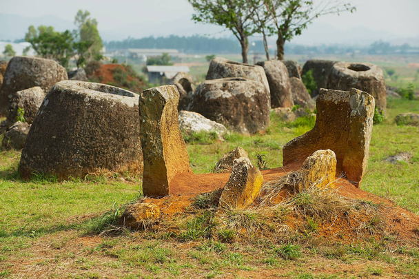 Frascos de pedra antigos em uma planície de frascos (Local # 1) perto de Phonsavan, província de Xienghouang, Laos. Património Mundial da UNESCO
 - Foto, Imagem