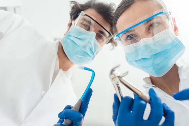 Смешные дантисты со своими инструментами с точки зрения
 - Фото, изображение