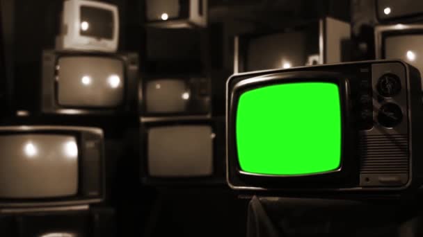 Birçok TV ile yeşil perde dönme üstünde. Sepya sesi. 80 lerin estetik. Yerine yeşil ekran ile herhangi bir film için hazır ya da istediğiniz resim. Full Hd. - Video, Çekim