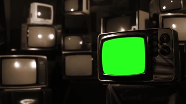 オンに緑色の画面で多くのテレビ。セピア色のトーン。80 年代の美学。任意映像とグリーン スクリーンを交換する準備ができて、またはピクチャをしたいです。フル Hd. - 映像、動画