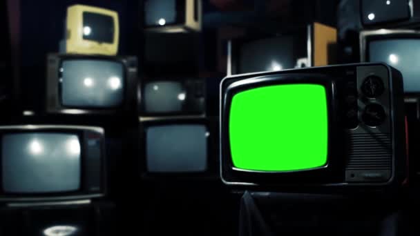 Зеленый экран старого телевизора с большим количеством телевизоров. Увеличь. Готов заменить зеленый экран на любой материал или картинку. Это можно сделать с помощью эффекта Keying (Chroma Key) в Adobe After Effects. Full HD
.  - Кадры, видео