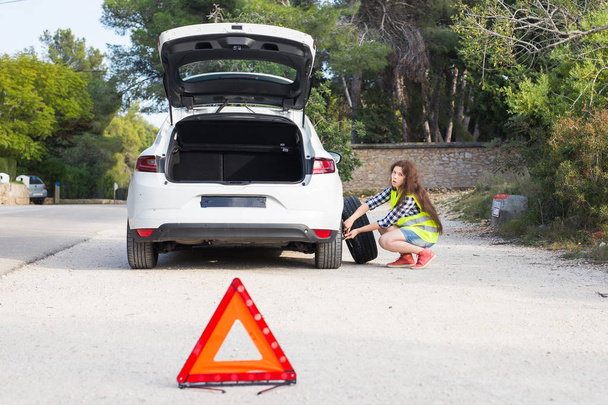 Kırık bir araba bir kaza ve bir kadın bir işareti sorun ne anlar. - Fotoğraf, Görsel
