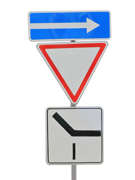 Beyaz arkaplanda yol işaretleri                  - Fotoğraf, Görsel
