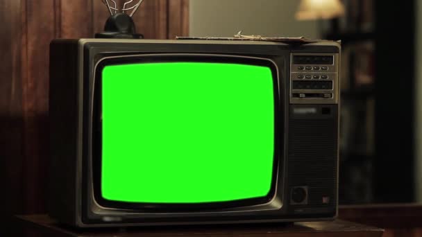 Fernseher der 1980er Jahre mit grünem Bildschirm. bereit, Green Screen durch beliebiges Filmmaterial oder Bild zu ersetzen. Sie können dies mit dem Keying-Effekt (Chroma-Schlüssel) in Adobe nach Effekten oder anderen Videobearbeitungsprogrammen tun. Voll hd.  - Filmmaterial, Video