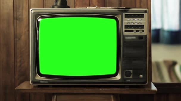 緑色の画面で 1980 年代テレビ。映像や写真で緑色の画面を交換する準備がしたいです。Adobe After Effects またはその他のビデオ編集ソフトウェアでキーイング (クロマキー) 効果でそれを行うことができます。フル Hd.  - 映像、動画