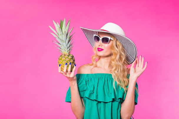 Portret kobiety szczęśliwy i ananasa na różowym tle. Lato, diety i zdrowego stylu życia koncepcja - Zdjęcie, obraz