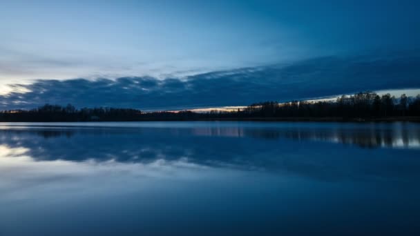 Hermosa noche de naturaleza en el lago en Suecia Escandinavia Europa
.  - Metraje, vídeo