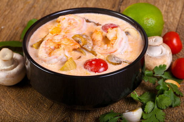 Soupe traditionnelle thaïlandaise Tom Yam aux crevettes - Photo, image