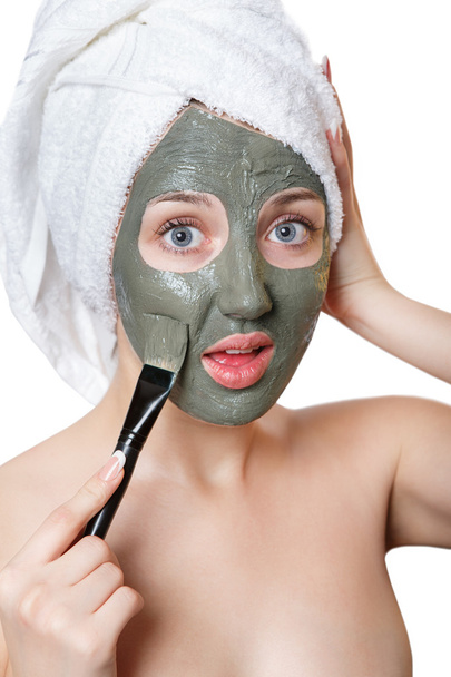 Mujer joven con máscara facial en spa de belleza
. - Foto, Imagen