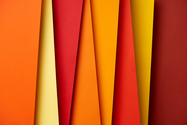 Feuilles de papier dans des couleurs chaudes fond
 - Photo, image