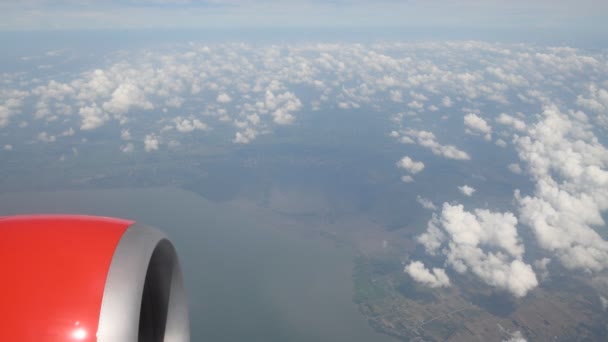 Θέα στη θάλασσα από το αεροπλάνο δείτε το όμορφο ουρανό και τα σύννεφα ήρεμη και χαλαρή, από την Ταϊλάνδη - Πλάνα, βίντεο