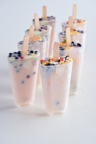 Свежие замороженные домашние фруктовые мороженое с органическими фруктами и ягодами на сером
     - Фото, изображение