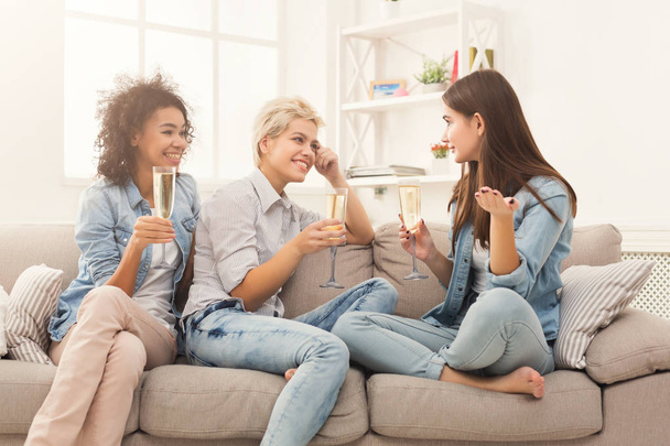 Friends toasting with wineglasses at home - Valokuva, kuva
