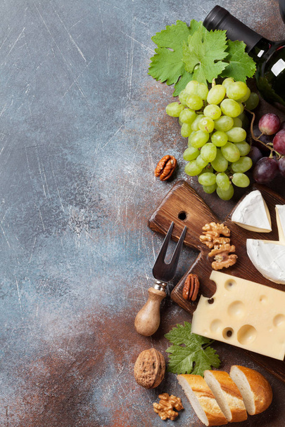 Wein, Käse, Trauben, Brot und Nüsse. Ansicht von oben mit Platz für Ihren Text - Foto, Bild