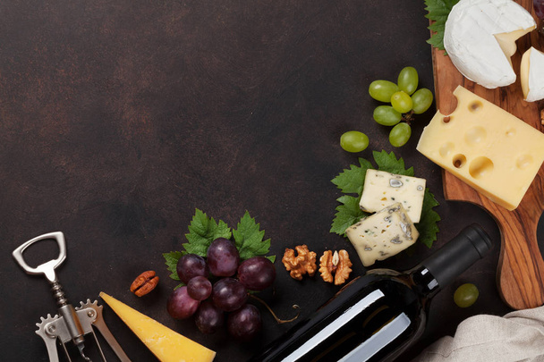 Вино, виноград, орехи и сыр. Вид сверху с пространством для вашего текста
 - Фото, изображение
